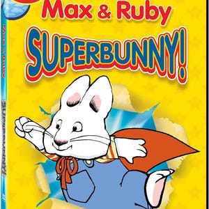 Può includere: Custodia DVD del programma per bambini "Max & Ruby: Superbunny!". Presenta un coniglio dei cartoni animati con un mantello che sfonda uno sfondo giallo. Il titolo è in rosso e blu, con il logo dello show in alto a sinistra.