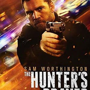 Peut inclure: Affiche du film "The Hunter's Prayer" avec Sam Worthington. L'image montre un homme tenant une arme de poing, avec le titre en grandes lettres blanches. L'arrière-plan présente un design dynamique et enflammé.