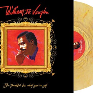 Può includere: Copertina dell'album di William DeVaughn, "Be Thankful for What You've Got". La copertina presenta un ritratto in una cornice dorata su sfondo rosso, con il nome dell'artista in rosso. Il disco in vinile è un vortice di giallo e arancione.