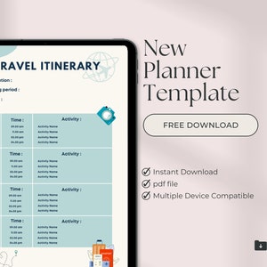 Può includere: Lo schermo di un tablet digitale mostra un modello di itinerario di viaggio con uno schema di colori blu e verde. Il modello include sezioni per la destinazione, il periodo di soggiorno, il budget, il giorno, l'ora e l'attività. Il testo "TRAVEL ITINERARY" è in cima allo schermo. Il tablet è su uno sfondo rosa con il testo "New Planner Template" e "FREE DOWNLOAD" in nero.
