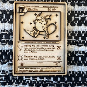 Tarjeta TCG de madera grabada con láser