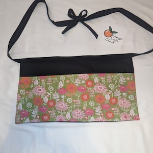 Halbe Schürze mit Blumenmuster: Grüne Baumwoll-Schürze mit Taschen