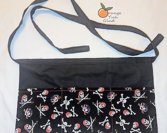 Półfartuch z czaszką pirata z kryształkami: ręcznie robiony bawełniany fartuch serwerowy