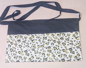 Delantal de leopardo hecho a mano: detalles dorados, delantal de cintura con tres bolsillos