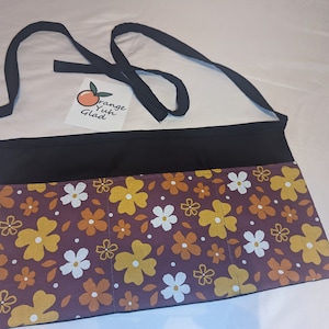 Floral Halbschürze : Lila Baumwoll-Servierschürze mit Taschen