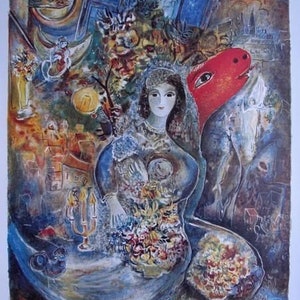 Könnte beinhalten: Ein farbenfrohes Gemälde einer Frau in einem blauen Kleid, die einen Blumenstrauß hält. Die Frau ist umgeben von einer fantasievollen Szene mit einem roten Drachen, einem Vogel und einem Mond.