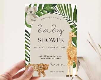 Może przedstawiać: Zaproszenie na baby shower z ilustracjami koali, żyrafy i lamparta. Zaproszenie zawiera tekst "Baby Shower", datę, godzinę, adres i informacje RSVP. Projekt wykorzystuje neutralną paletę kolorów z zielonymi liśćmi.