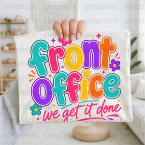 Può includere: Una t-shirt bianca con il testo colorato front office we get it done in un giocoso carattere a bolle. Il design include vivaci accenti di verde acqua, rosa, giallo, arancione e viola, decorati con piccoli elementi grafici a forma di stella e fiore.