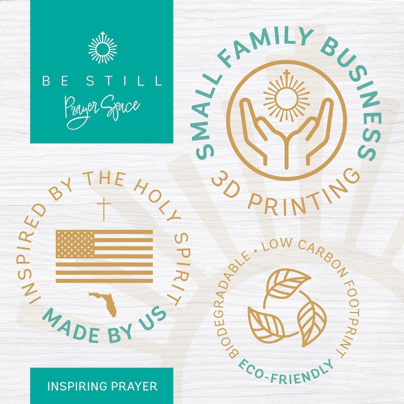 Peut inclure: Un affichage graphique avec le texte BE STILL Prayer Space et INSPIRING PRAYER sur fond sarcelle. Trois ic&ocirc;nes circulaires dor&eacute;es montrent des mains avec un soleil, un drapeau am&eacute;ricain avec une croix et la Floride, et un symbole de recyclage.