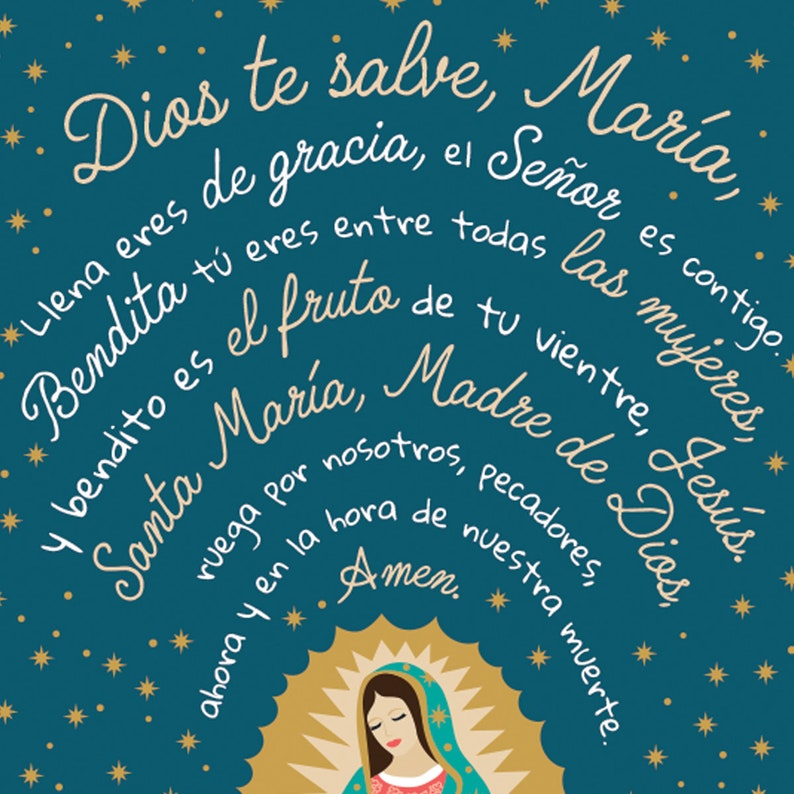 Puede incluir: Un fondo azul verdoso con estrellas doradas y una oraci&oacute;n en cursiva blanca a la Virgen Mar&iacute;a. La oraci&oacute;n dice: "Dios te salve, Maria, Llena eres de gracia, el Se&ntilde;or es contigo. Bendita t&uacute; eres entre todas las mujeres, y bendito es el fruto de tu vientre, Jes&uacute;s. Santa Maria, Madre de Dios, ruega por nosotros, pecadores, ahora y en la hora de nuestra muerte. Amen."