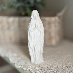 Mary Praying Statue