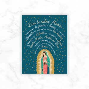 Puede incluir: Un fondo azul turquesa con estrellas doradas y una imagen dorada de la Virgen Mar&iacute;a. El texto dice "Dios te salve, Maria; Llena eres de gracia, el Se&ntilde;or es contigo. Bendita tu eres entre todas las mujeres y bendito es el fruto de tu vientre, Jesus. Santa Maria, Madre de Dios, ruega por nosotros, pecadores, ahora y en la hora de nuestra muerte. Amen."