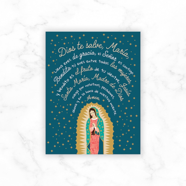 Puede incluir: Un fondo azul turquesa con estrellas doradas y una imagen dorada de la Virgen Mar&iacute;a. El texto dice "Dios te salve, Maria; Llena eres de gracia, el Se&ntilde;or es contigo. Bendita tu eres entre todas las mujeres y bendito es el fruto de tu vientre, Jesus. Santa Maria, Madre de Dios, ruega por nosotros, pecadores, ahora y en la hora de nuestra muerte. Amen."