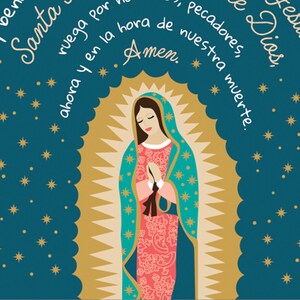 Puede incluir: Un fondo azul turquesa con estrellas doradas y un marco dorado. Dentro del marco hay una pintura de la Virgen Mar&iacute;a con un vestido azul y rosa con las manos juntas en oraci&oacute;n. El texto alrededor de la imagen dice "Santa ruega por ahora y en la hora de nuestra muerte, pecadores, e Dios, resun Amen."
