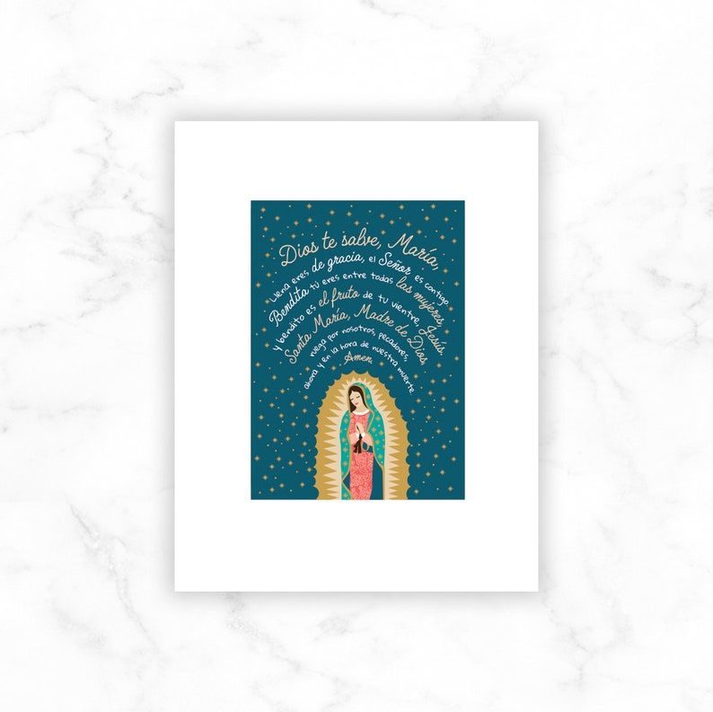Puede incluir: Un fondo azul turquesa con estrellas doradas y un marco dorado alrededor de una representaci&oacute;n de la Virgen Mar&iacute;a. El texto dice "Dios te salve, Maria, llena eres de gracia, el Senor es contigo. Bendita tu eres entre todas las mujeres y bendito es el fruto de tu vientre Jesus. Santa Maria, Madre de Dios, ruega por nosotros pecadores, ahora y en la hora de nuestra muerte. Amen."