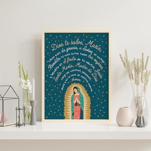 Puede incluir: Una impresi&oacute;n de arte imprimible azul turquesa con letras doradas y una imagen estilizada de la Virgen Mar&iacute;a. El texto dice "Dios te salve, Maria, Llena eres de gracia, el Se&ntilde;or es contigo. Bendita tu eres entre todas las mujeres y bendito es el fruto de tu vientre, Jesus. Santa Maria, Madre de Dios, ruega por nosotros, pecadores, y en la hora de nuestra muerte. Amen."