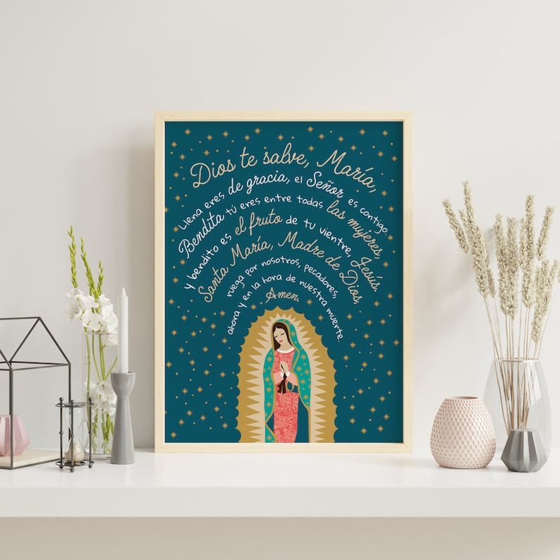 Puede incluir: Una impresi&oacute;n de arte imprimible azul turquesa con letras doradas y una imagen estilizada de la Virgen Mar&iacute;a. El texto dice "Dios te salve, Maria, Llena eres de gracia, el Se&ntilde;or es contigo. Bendita tu eres entre todas las mujeres y bendito es el fruto de tu vientre, Jesus. Santa Maria, Madre de Dios, ruega por nosotros, pecadores, y en la hora de nuestra muerte. Amen."