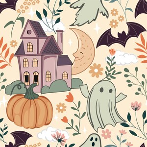 Op de afbeelding: Een Halloween-thema patroon met een roze spookhuis, een lachende maan, vleermuizen, geesten, pompoenen en bloemen. Het ontwerp staat tegen een crèmekleurige achtergrond met bladeren en bloemelementen.