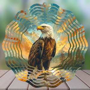 Puede incluir: Un adorno giratorio de viento de metal decorativo con un águila calva majestuosa con cabeza blanca, cuerpo marrón y pico amarillo. El águila se encuentra sobre un fondo de un paisaje montañoso con un cielo de puesta de sol. El adorno tiene un diseño ondulado y en capas.