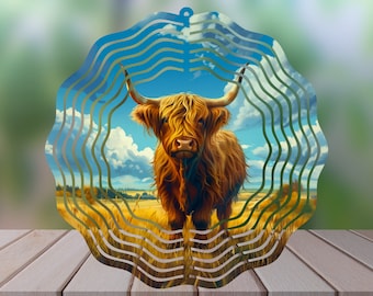 Può includere: Un mulinello a vento in metallo con una mucca Highland marrone e bianca in un campo d'erba. Lo sfondo è un cielo blu con nuvole bianche. Il mulinello ha un design ondulato e stratificato.