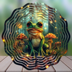 Può includere: Una rana verde con occhi grandi è seduta su un fungo in un ambiente boschivo. L'immagine è circondata da un design circolare con un motivo ondulato.