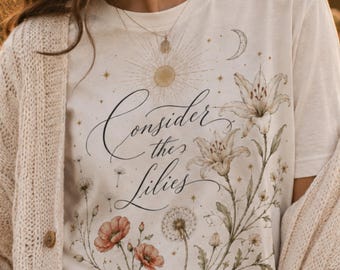 Camiseta "Considere os Lírios", Camiseta Mateus 6:28, Camiseta Cristã Feminina Estilo Cottagecore, Presente Fé em Flores Silvestres, Roupa com Versículos Bíblicos Florais