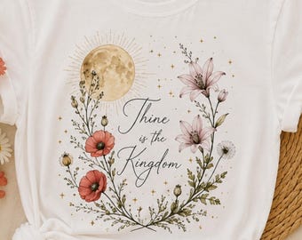 Camiseta "Teu é o Reino", Camiseta com a Oração do Senhor, Camiseta Cristã Feminina com Coroa de Flores, Presente de Fé com Papoula, Roupa com Versículos Bíblicos e Botânica