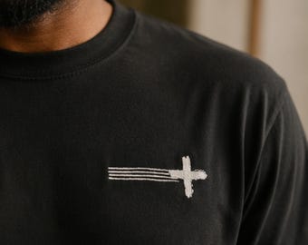 Camiseta com Cruz Bordada, Camiseta Cristã, Comfort Colors 1717, Vestuário com Base na Fé, Camiseta Cristã Minimalista