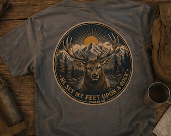Camiseta cristã Elk, "Ele pôs os meus pés sobre uma rocha", Salmo 40, Camiseta unissex com a frase "Fé na Montanha", Roupa com versículo bíblico para atividades ao ar livre, Presente inspirado na natureza