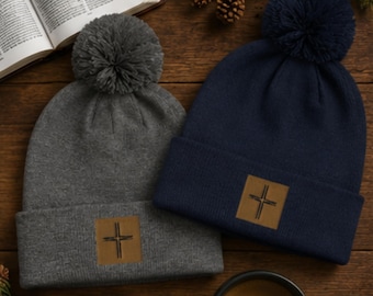 Gorro cristão com pompom e cruz bordada, ideal para o inverno e como presente de fé para homens e mulheres.
