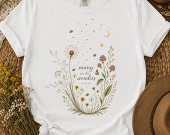 Camiseta "Muitas São as Maravilhas", Camiseta com Flores Silvestres do Salmo 40, Camiseta Cristã Feminina Comfort Colors, Presente de Fé Botânica, Blusa com Versículo Bíblico e Dente-de-Leão
