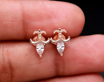 Pendientes de perno de ley Fleur De Lis de oro rosa, aretes de ley, perno de flor de lis de oro rosa, pendiente de pernos SJU 178