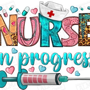 Puede incluir: Un diseño gráfico colorido con el texto "NURSE in progress" y una cruz roja, un estetoscopio, una venda y una jeringa.