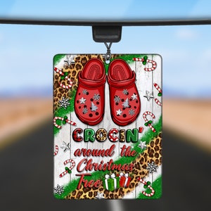 Krokande runt julgranen luftfräschare png, God Jul png, Julluftfräschare png, sublimerade designer nedladdning