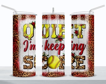 Quiet i'm keep Score Softball 20 oz dünner Becher png, Softball Becher wickeln png, 20 Unzen Becher Designs, Sport png, Becher png herunterladen