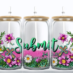 Puede incluir: Tres vasos de vidrio transparente con tapas de bambú y pajitas. Cada vaso presenta un diseño floral rosa y verde con una cruz y la palabra "Submit" en purpurina verde. Los vasos están llenos de purpurina rosa y tienen un diseño de estampado de leopardo verde y negro en la parte inferior.