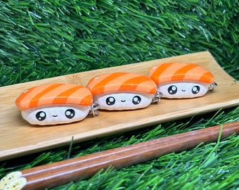 Portachiavi con nigiri di salmone dipinto a mano: accessorio alimentare kawaii