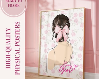 Peut inclure: Impression d'art encadrée représentant le dos d'une femme avec un nœud rose dans les cheveux. Le fond est un motif floral. Les mots "You go Girl!" sont écrits en rose. Les mots "High-Quality Physical Posters" sont imprimés à gauche.