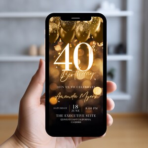 Op de afbeelding: Een gouden en zwarte digitale uitnodiging voor een 40e verjaardagsfeest. De uitnodiging heeft een gouden nummer 40 met het woord 'Verjaardag' in cursief. De achtergrond is een wazig beeld van gouden ballonnen en lichten. De tekst op de uitnodiging luidt: 'Vier met ons Amanda Myers, zaterdag 18 juni, 20:00 uur, The Executive Suite, 123 Westcoast California, CA 120563.'