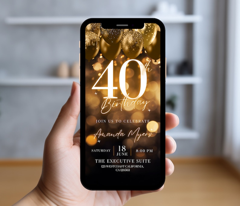 Op de afbeelding: Een gouden en zwarte digitale uitnodiging voor een 40e verjaardagsfeest. De uitnodiging heeft een gouden nummer 40 met het woord 'Verjaardag' in cursief. De achtergrond is een wazig beeld van gouden ballonnen en lichten. De tekst op de uitnodiging luidt: 'Vier met ons Amanda Myers, zaterdag 18 juni, 20:00 uur, The Executive Suite, 123 Westcoast California, CA 120563.'
