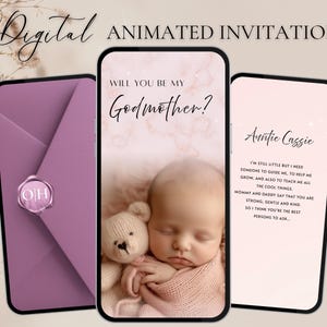 Puede incluir: Diseño de invitación animada digital. El diseño presenta tres teléfonos inteligentes y un sobre morado. Un teléfono muestra el texto "Will you be my Godmother?" con un bebé. Otro teléfono tiene el texto "Auntie Cassie".