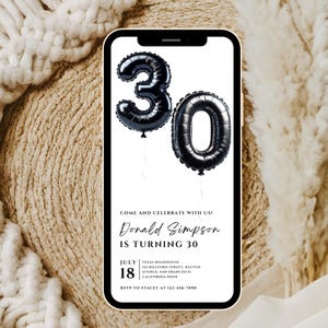 Op de afbeelding: Een zwart-witte verjaardagsuitnodiging met een 30e verjaardagsthema. De uitnodiging bevat zwarte ballonnummers 30 en de tekst "Kom en vier met ons mee! Donald Simpson wordt 30. 18 juli. Texas Roadhouse 121 Billford Street, Ratvem Avshul, San Francisco, Californi&euml; 90219. RSVP naar Stacey op 123-456-7890."