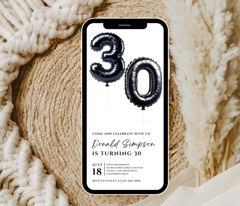 Op de afbeelding: Een zwart-witte verjaardagsuitnodiging met een 30e verjaardagsthema. De uitnodiging bevat zwarte ballonnummers 30 en de tekst "Kom en vier met ons mee! Donald Simpson wordt 30. 18 juli. Texas Roadhouse 121 Billford Street, Ratvem Avshul, San Francisco, Californi&euml; 90219. RSVP naar Stacey op 123-456-7890."