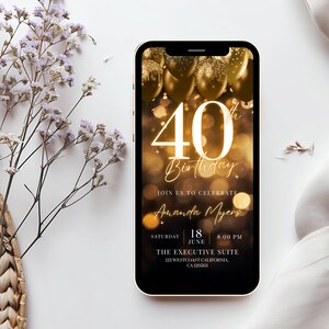 Op de afbeelding: Een gouden en zwarte digitale uitnodiging voor een 40e verjaardagsfeest. De uitnodiging heeft een gouden nummer 40 met gouden ballonnen en een wazige achtergrond van gouden lichten. De tekst luidt "Vier met ons Amanda Myers, zaterdag 18 juni, 20:00 uur, The Executive Suite, 121 Westcoast California, CA 120563."