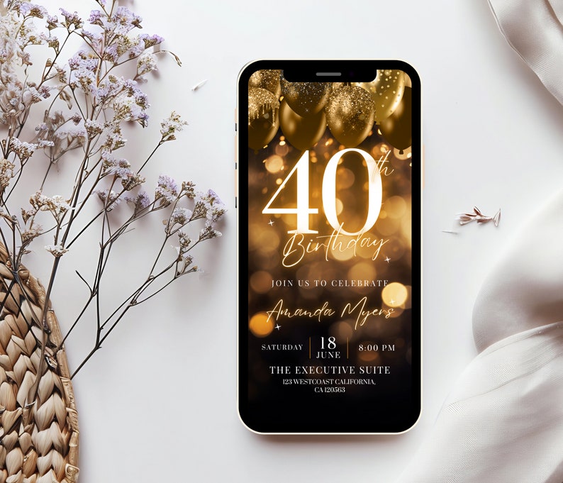 Op de afbeelding: Een gouden en zwarte digitale uitnodiging voor een 40e verjaardagsfeest. De uitnodiging heeft een gouden nummer 40 met gouden ballonnen en een wazige achtergrond van gouden lichten. De tekst luidt "Vier met ons Amanda Myers, zaterdag 18 juni, 20:00 uur, The Executive Suite, 121 Westcoast California, CA 120563."