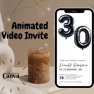 Op de afbeelding: Een geanimeerde video-uitnodiging in zwart-wit voor een 30e verjaardagsfeest. De uitnodiging toont een smartphone-scherm met zwarte balloncijfers die "30" zeggen en de tekst "Kom en vier met ons mee! Donald Simpson wordt 30. 18 juli. Texas Roadhouse 123 Billford Street, Rayven Avenue, San Francisco, Californi&euml; 90219. RSVP naar Stacey op 123-456-7890."