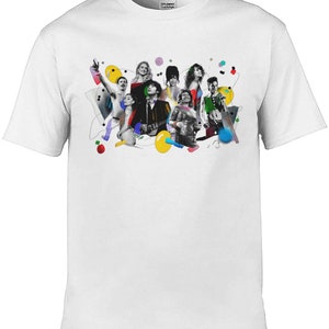 以下が含まれることがあります： バンドのカラフルなグラフィックプリントが施された白いTシャツ。グラフィックは、バンドメンバーをスタイリッシュで抽象的なデザインで表現しており、色と幾何学的な形が飛び散っています。