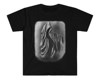 Camiseta unisex de estilo softstyle con diseño gótico y arte alternativo de la muerte.