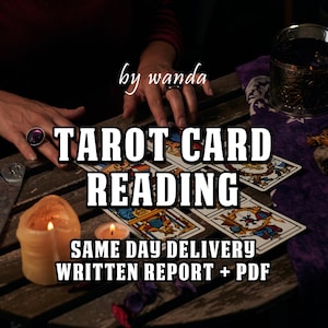 Puede incluir: Imagen que promociona lecturas de cartas del tarot. El texto "TAROT CARD READING" se muestra de forma destacada, junto con "SAME DAY DELIVERY WRITTEN REPORT + PDF". Se ven una vela encendida y cartas del tarot.