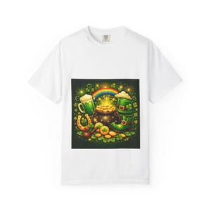 Könnte beinhalten: Weißes T-Shirt mit einem St. Patrick's Day-Motiv. Das Design zeigt einen Goldtopf, einen Regenbogen, grünes Bier, ein Hufeisen, einen Koboldhut und einen grünen Stiefel. Das Design ist vor einem dunkelgrünen Hintergrund mit goldenen Akzenten.